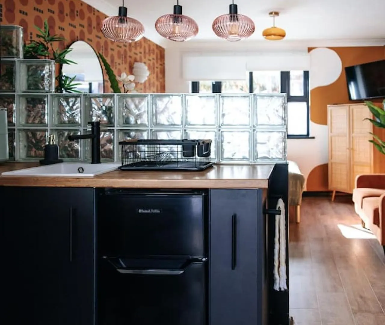 70S Hideaway Guest Studio For 2 I Private I Self Contained I Near Cardiff 0*,